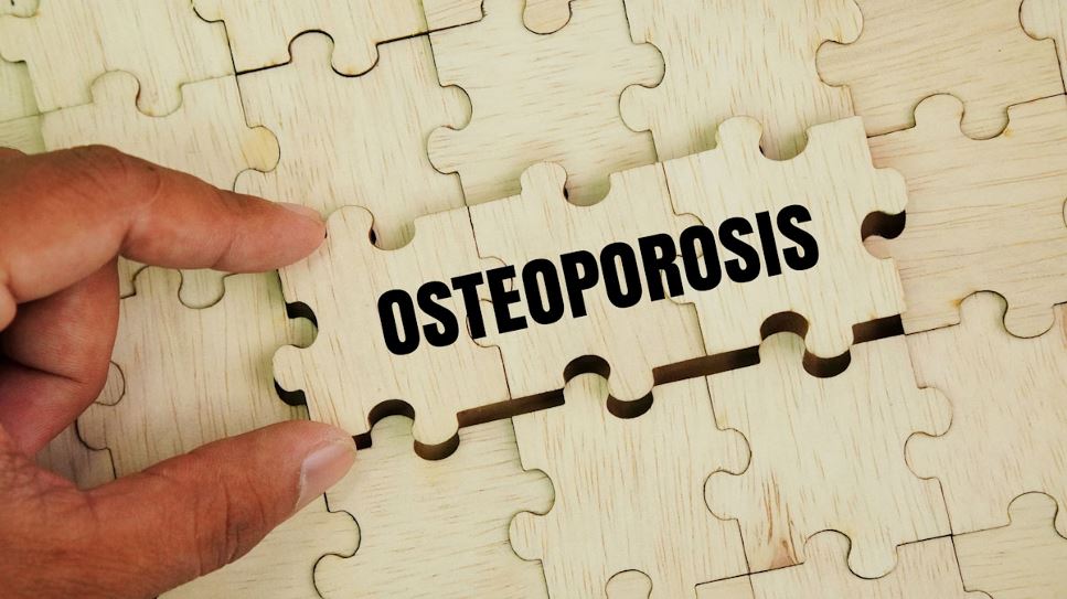 The word "osteoporosis" is written on puzzle pieces being put together.
